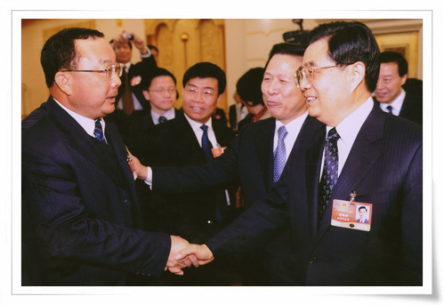 在十一屆全國(guó)人大會(huì)議上，時(shí)任中共中央總書(shū)記胡錦濤親切接見(jiàn)集團(tuán)創(chuàng)始人劉慶年