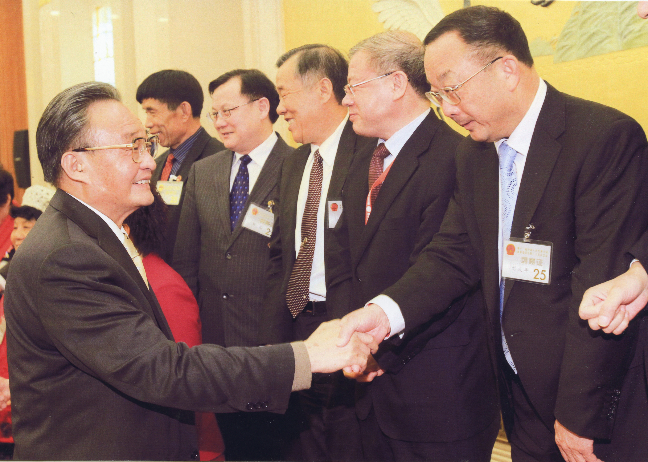 在十一屆全國(guó)人大常委會(huì)25次會(huì)議上，時(shí)任吳邦國(guó)委員長(zhǎng)親切接見(jiàn)集團(tuán)創(chuàng)始人劉慶年