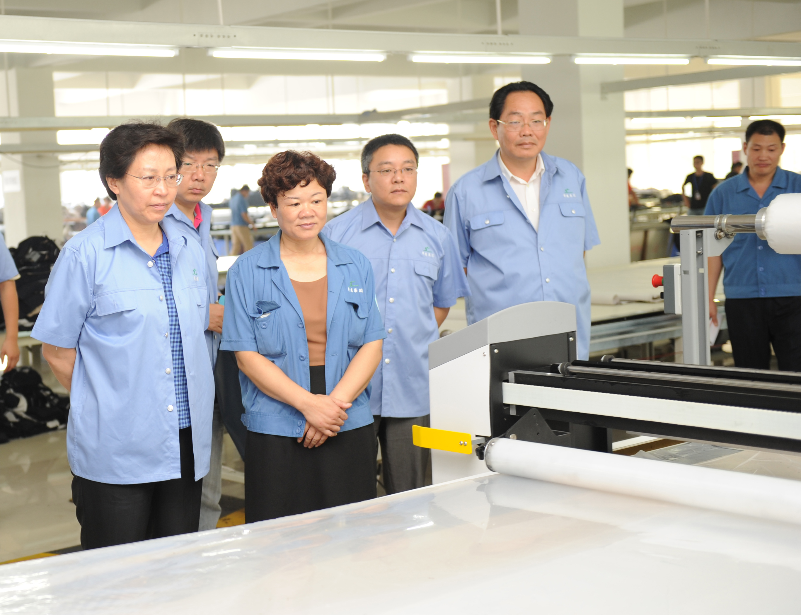 原江蘇省總工會(huì)主席，現(xiàn)江蘇省人大常委會(huì)副主任邢春寧在市人大常委會(huì)副主任楊明強(qiáng)陪同下與職工同勞動(dòng)